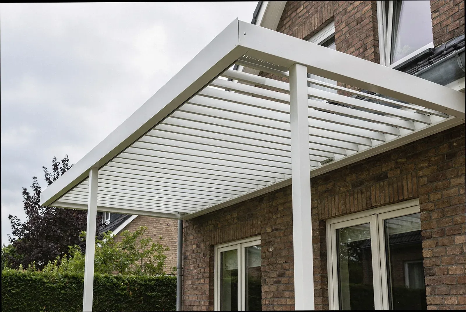 Lamellendach mit geöffneten Lamellen über einer Terrasse in Krefeld